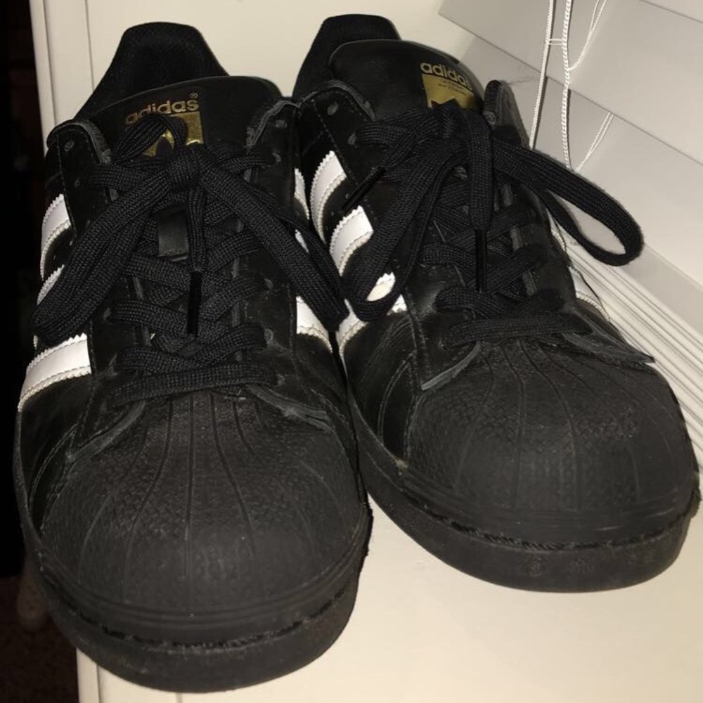 black adidas superstars
